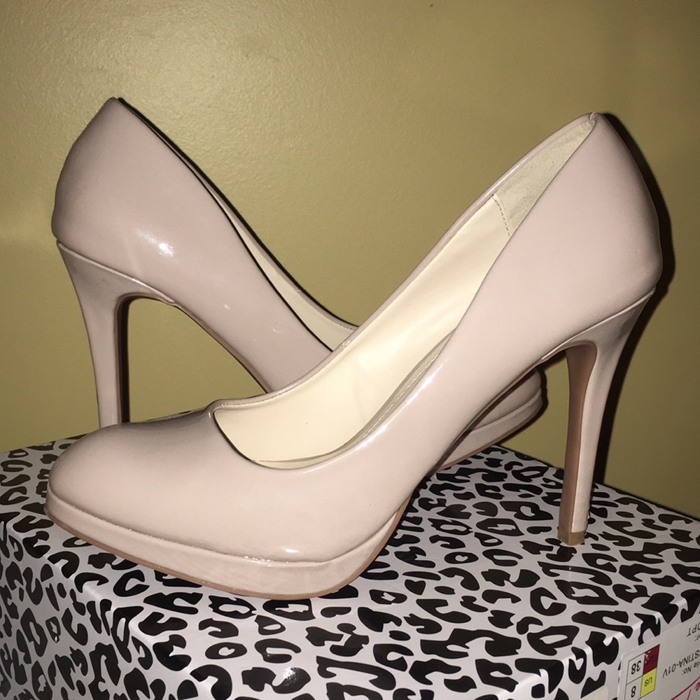 Nude pumps